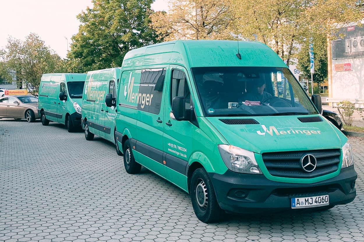Firmenfahrzeuge von Meringer Bau vor Ort für Sanierung, Innenausbau und Bodenbeläge in Gersthofen und Umgebung